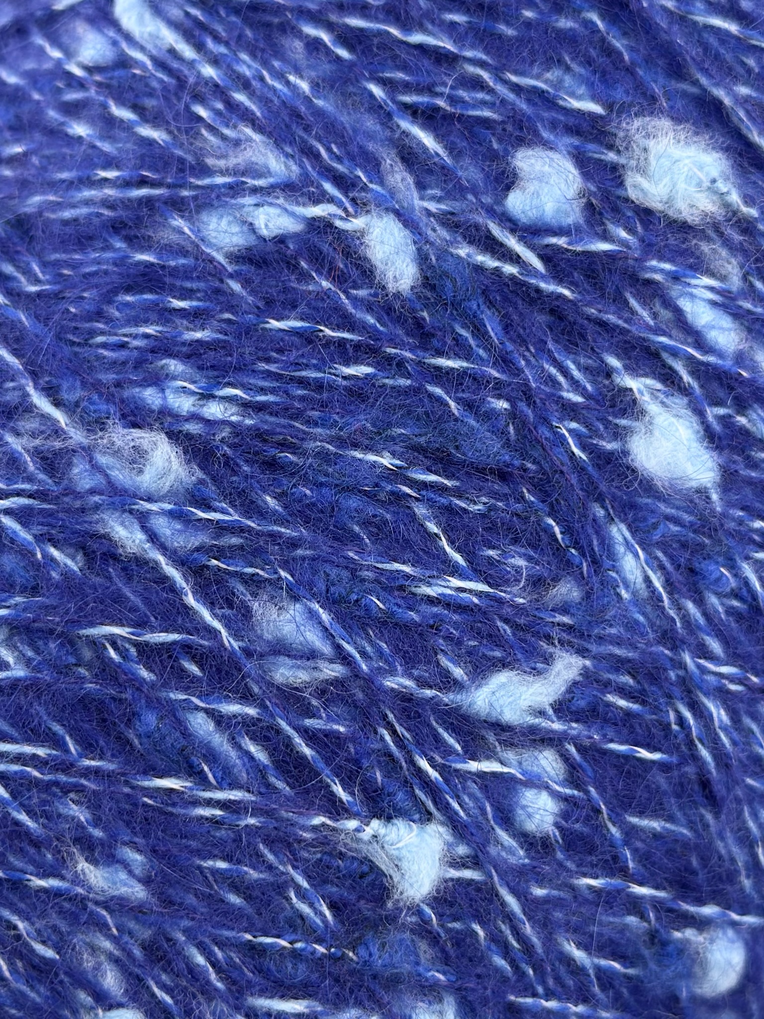 New Mill Fuego Nm 2500 – Fantasiegarn Bouclé mit Kaschmir, Wolle und Kid Mohair col. Leuchtendes Blau